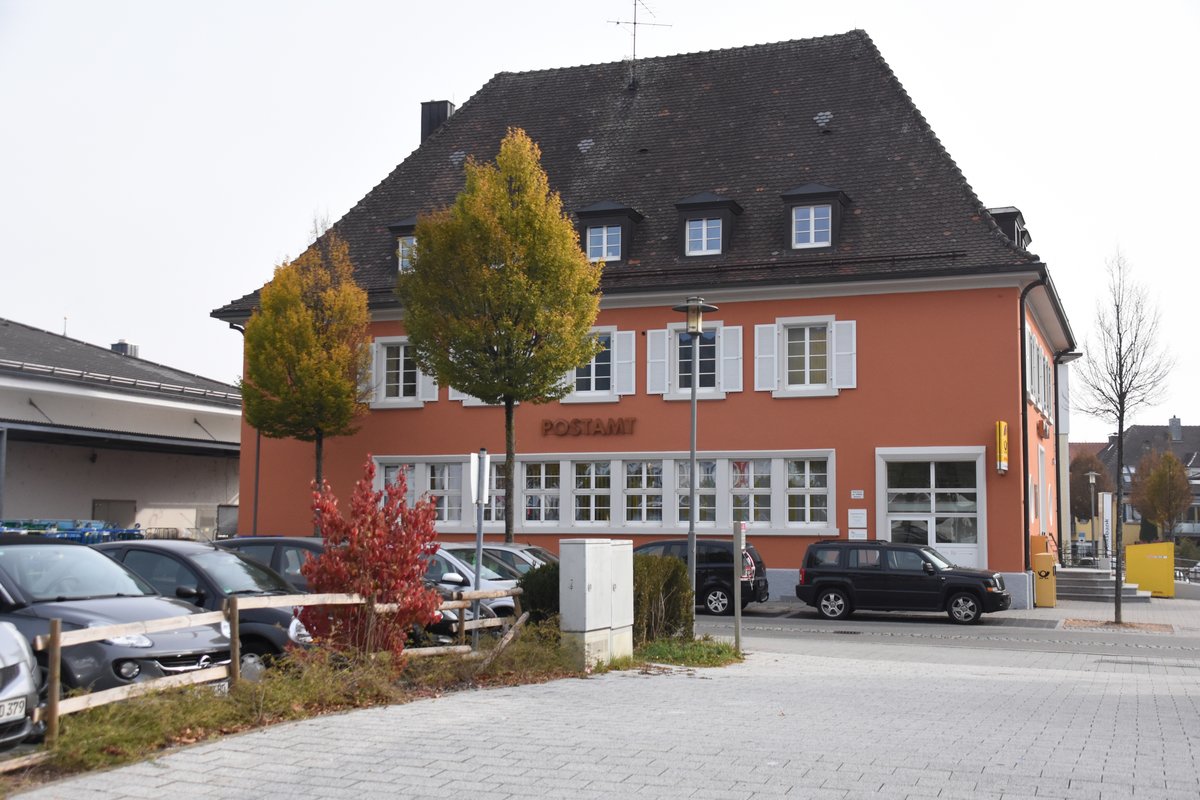 STOCKACH (Landkreis Konstanz), 23.10.2018, Postamtsgebude gegenber vom Bahnhof