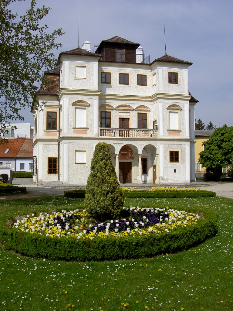 Stockerau, Belvedere Schlssl, erbaut 1672, ehem. Lustschlsschen der Herrschaft 
Freysegg, heute Kulturzentrum und Bezirksmuseum (19.04.2014)