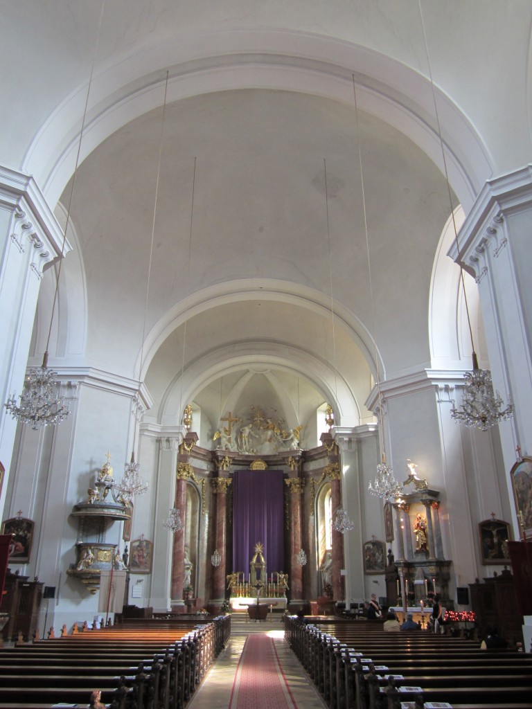 Stockerau, Kanzel und Altäre der Stadtpfarrkirche St. Stephan (19.04.2014)