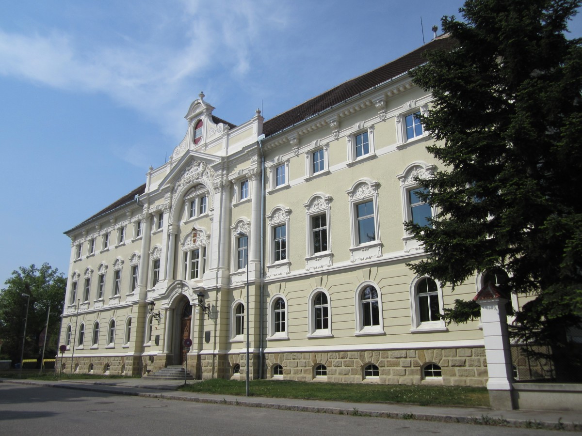 Stockerau, Konvikt, erbaut von 1894 bis 1896 von Architekt Max Kropf, heute Landesberufschule (19.04.2014)