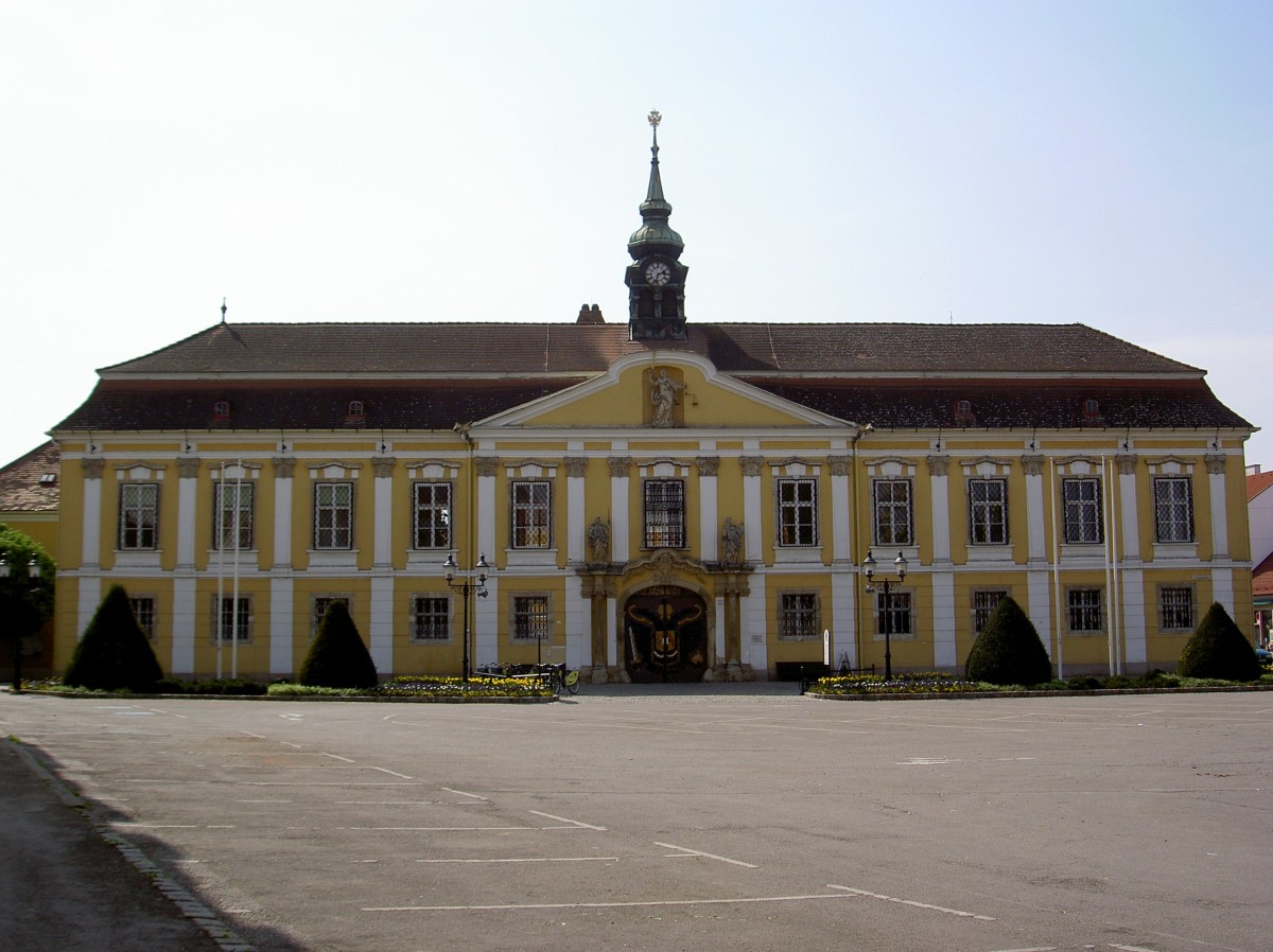 Stockerau, Rathaus, ehem. Puchheimsches Schloß mit barocker Fassade (19.04.2014)
