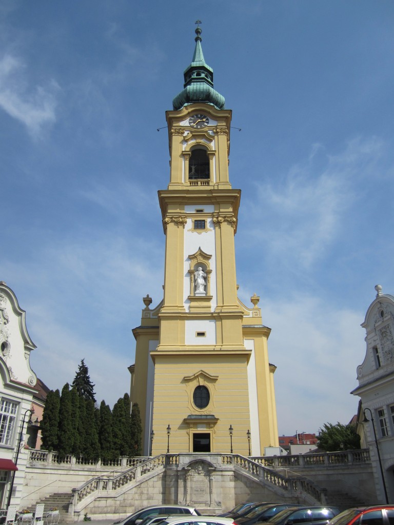 Stockerau, Stadtpfarrkirche St. Stephan, erbaut von 1722 bis 1725 von Franz Jckel, 
Langhaus frhklassizistischer Saalbau von Peter Mollner, barocker Kirchturm 88 Meter hoch (19.04.2014)