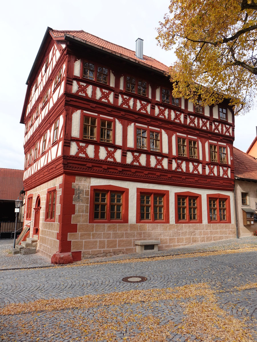 Stockheim, ehem. Amtshaus des Zehnthofs, Stattlicher dreigeschossiger Traufseitbau mit Halbwalmdach, erbaut 1615 (16.10.2018)