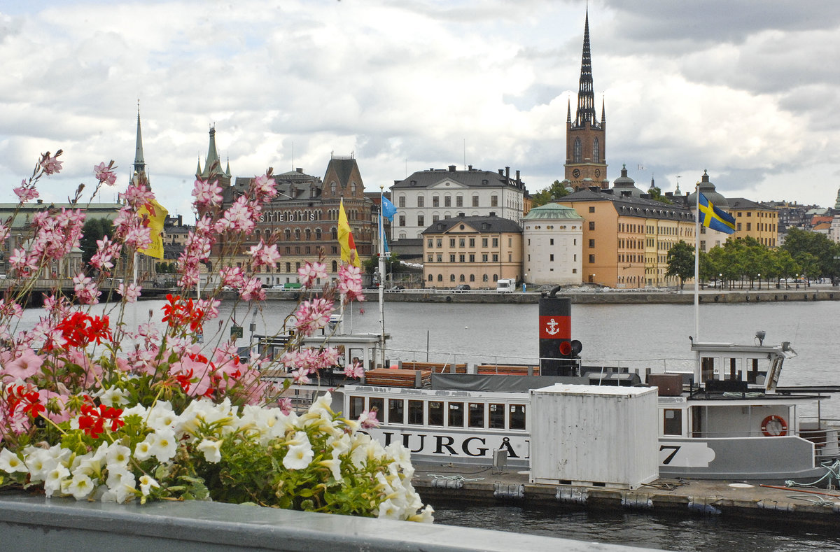 Stockholm - Blick vom Stadshusbron auf Riddarholmen und Riddarholmens kyrka (Kirche). Aufnahme: 25. Juli 2017.