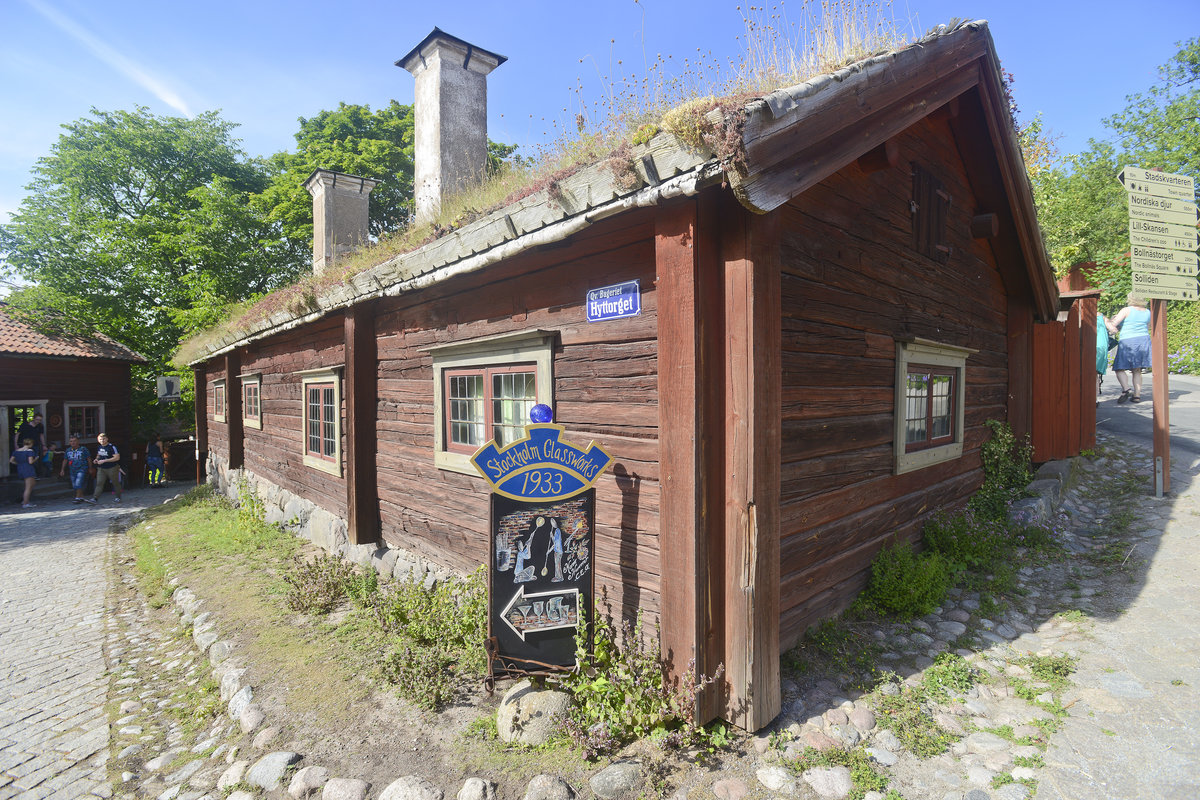 Stockholm Glasworks (schwedisch: Glasbrut) am Bytorget im Freilichtmuseum Skansen. In der Glashtte und Glasstudio kann man sein eigenes Glas blasen und erleben, wie aus rotglhendem, geschmolzenem Quarzsand edle Glaskunst wird.
Aufnahme: 26. Juli 2017.