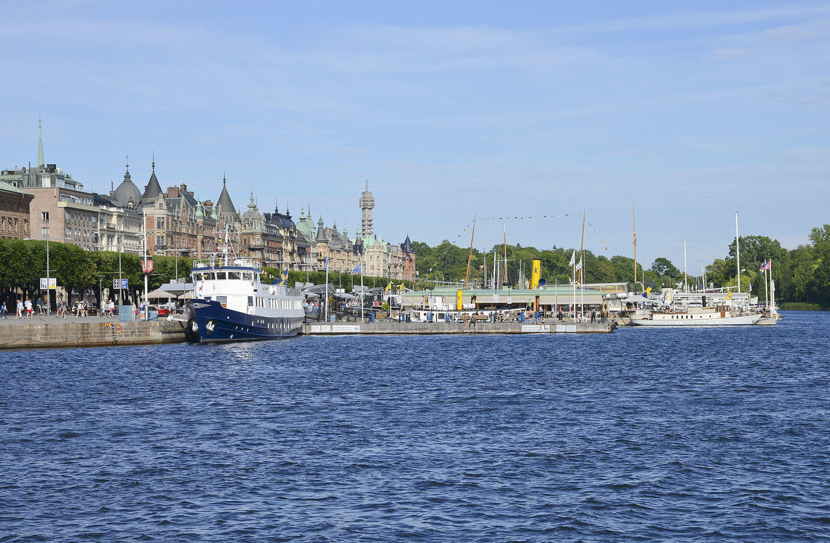Stockholm - Strandvgskajen vom Nybrokajen aus gesehen. Ein Meerbusen der Ostsee umschliet die Stadt im Osten mit zahlreichen Buchten, Landzungen sowie etwa 24.000 greren und kleineren Inseln 
Aufnahme: 26. Juli 2017.