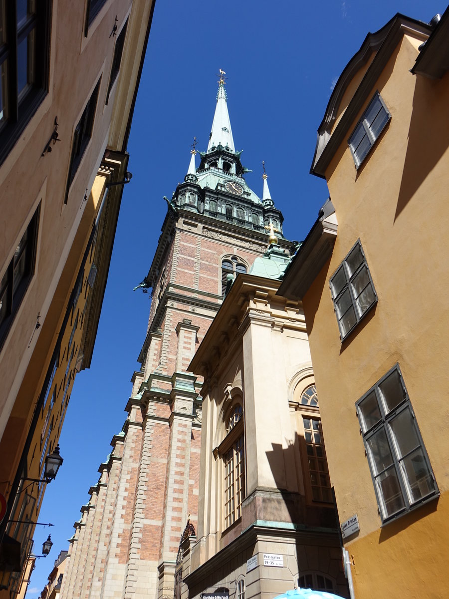 Stockholm, Tyska Kyrkan, Deutsche Kirche, erbaut im 17. Jahrhunder. Der Turm wurde nach einem Feuer 1879 von dem Berliner Architekten Julius Carl Raschdorff errichtet; er ist mit 96 Metern Höhe der höchste Punkt der Stockholmer Altstadt (06.04.2018)