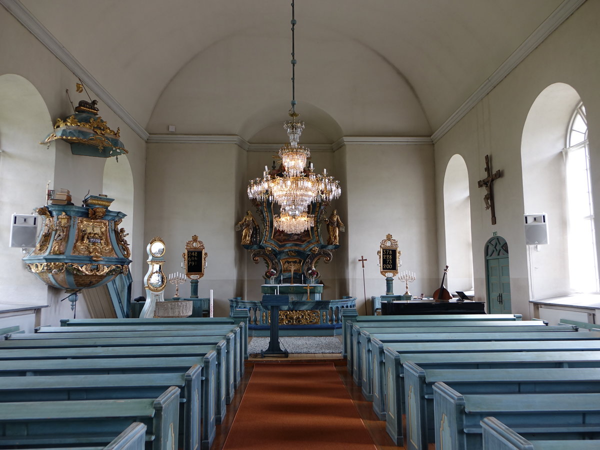 Stde, Kanzel und Altar in der Ev. Kirche, gotlndischer Taufstein aus dem 13. Jahrhundert, Rokoko Altar von Johan Edler  (20.06.2017)