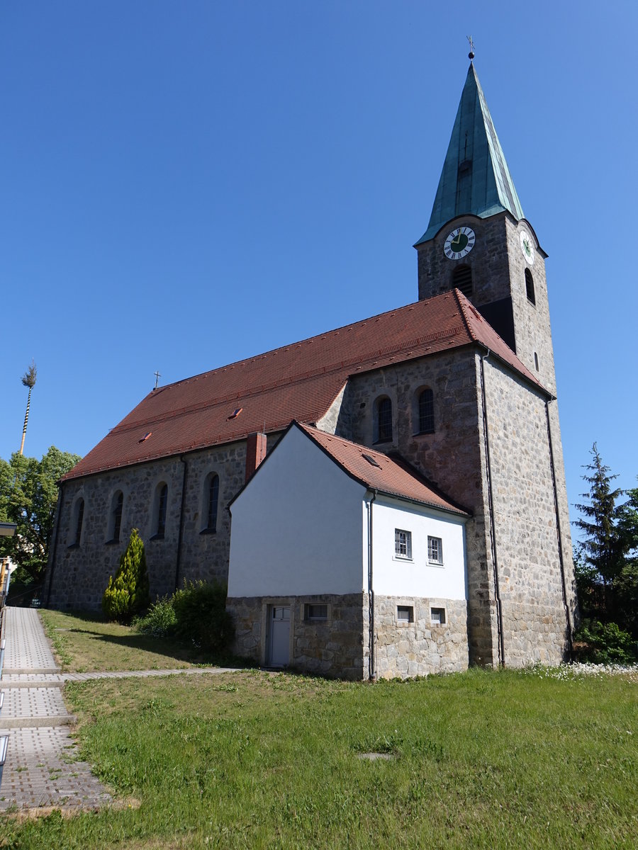 Störnstein, Katholische Expositurkirche St. Salvator, Saalkirche mit Steildach und eingezogenem Rechteckchor, erbaut 1934 (21.05.2018)