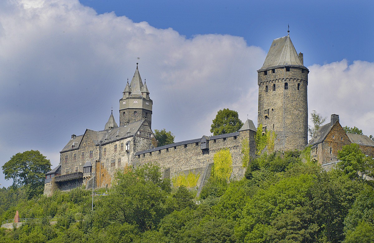 Stolz thront Burg Altena ber dem gleichnamigen Ort an der Lenne. Von hier ging eine Idee um die Welt. Hier grndete Richard Schirrmann vor ber 100 Jahren das Deutsche Jugendherbergswerk. Aufnahme: Juli 2007.