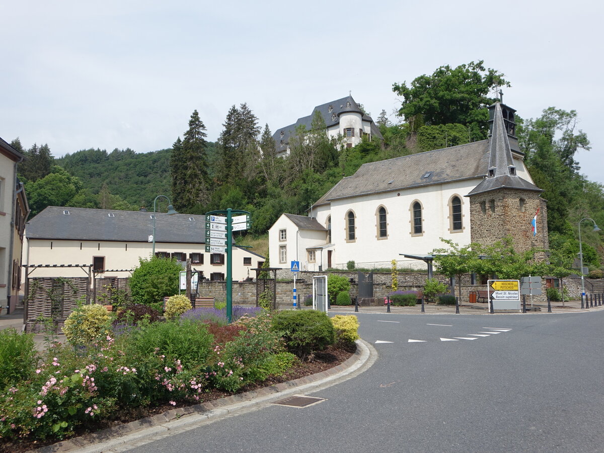 Stolzemburg, Burg und Pfarrkirche Saint-Odon in der Rue de Putscheid (19.06.2022)