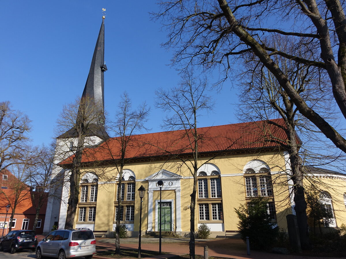 Stolzenau, evangelische St. Jacobi Kirche, erbaut von 1828 bis 1830 von Ludwig Hellner, sp�tklassizistische Emporenkirche (23.03.2026)