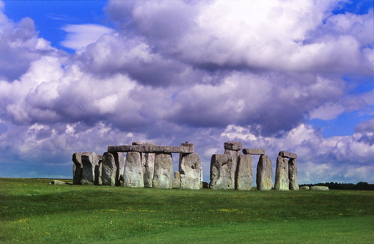 Stonehenge ist ein in der Jungsteinzeit errichtetes und mindestens bis in die Bronzezeit genutztes Bauwerk in Wiltshire, England. Aufnahme: Juli 1991 (digitalisiertes Negativfoto).