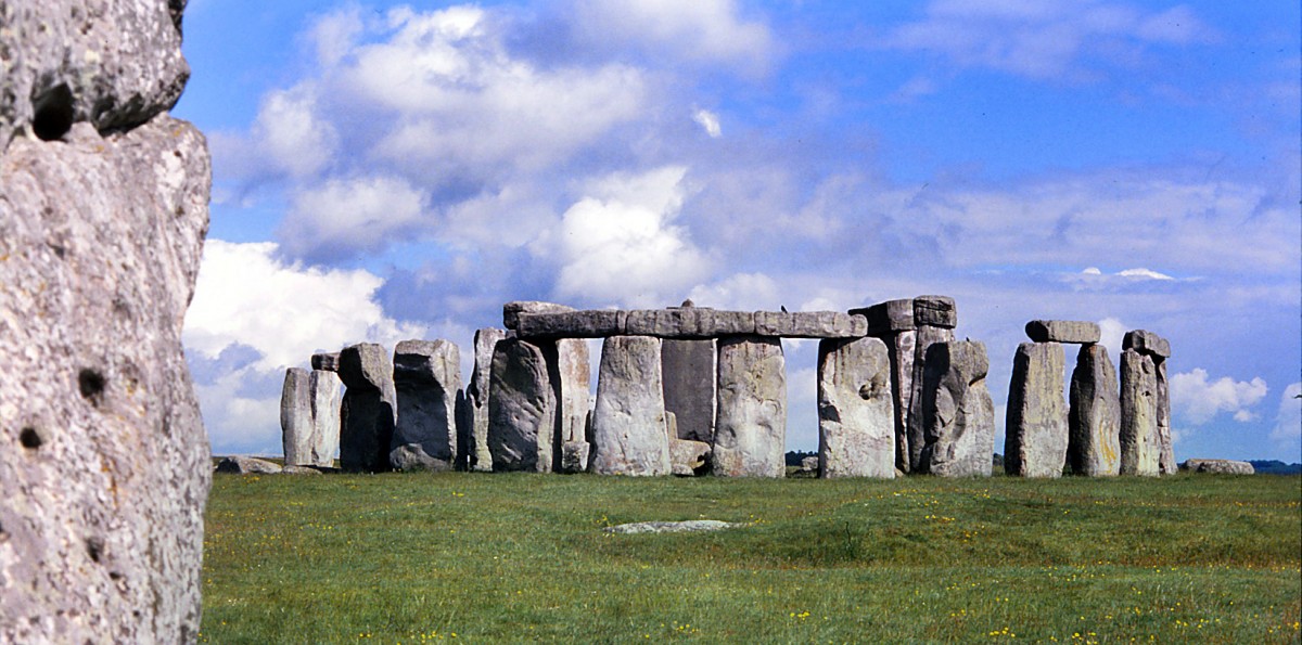 Stonehenge. ber den Zweck dieser aufwendigen Anlage existieren verschiedene sich widersprechende Theorien -- vom Kult- und Versammlungsplatz ber eine religise Tempelanlage. Aufnahme: Juli 1991 (digitalisiertes Negativfoto).