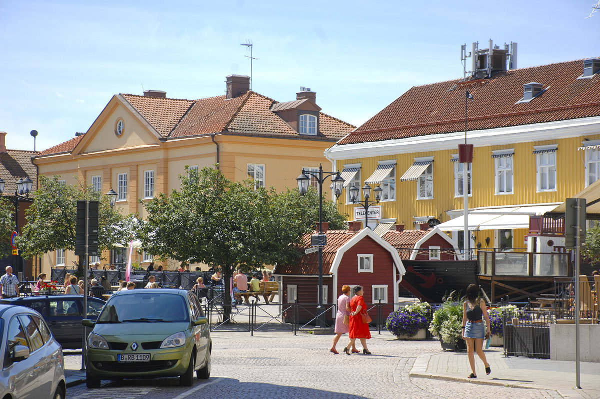 Stora Torget (Groer Markt) in Vimmerby. Die berhmte schwedische Schriftstellerin Astrid Lindgren wurde 1907 in Vimmerby Geboren.
Aufnahme: 21. Juli 2017.