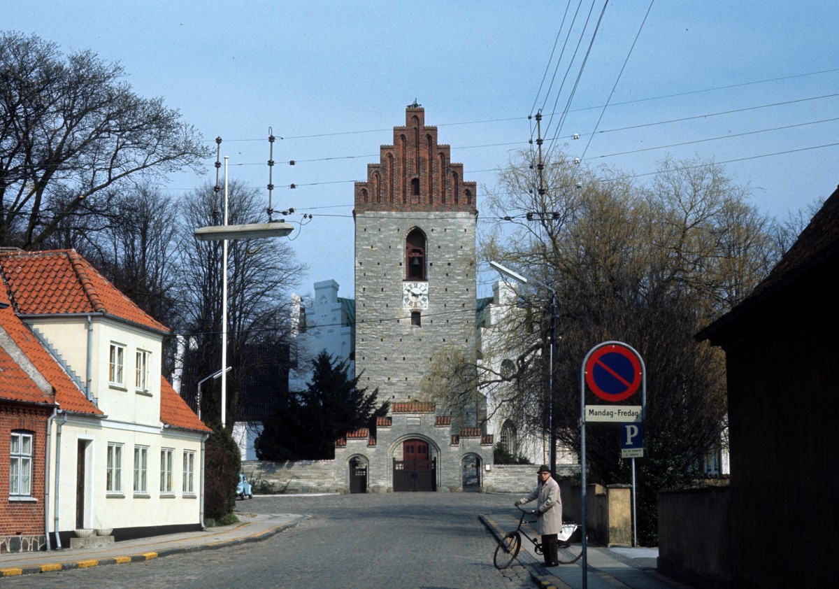 Store Heddinge Kirke am 24. April 1973. - Die Kirche im Stdtchen Store Heddinge auf der Halbinsel Stevns stammt aus dem Mittelalter. Der Turm ist sptgotisch, whrend das Kirchengebude aus Kreidequaderstein mit dem eigentmlichen Chor und dem - fr Dnemark einzigartigen - achteckigen Schiff Ende des 11. Jahrhunderts errichtet wurde. - Man vermutet, dass die Grabkapelle Karls des Grossen in Aachen das Vorbild des Schiffes war, wohingegen der Chor orientalisch-byzantinische Zge aufweist.