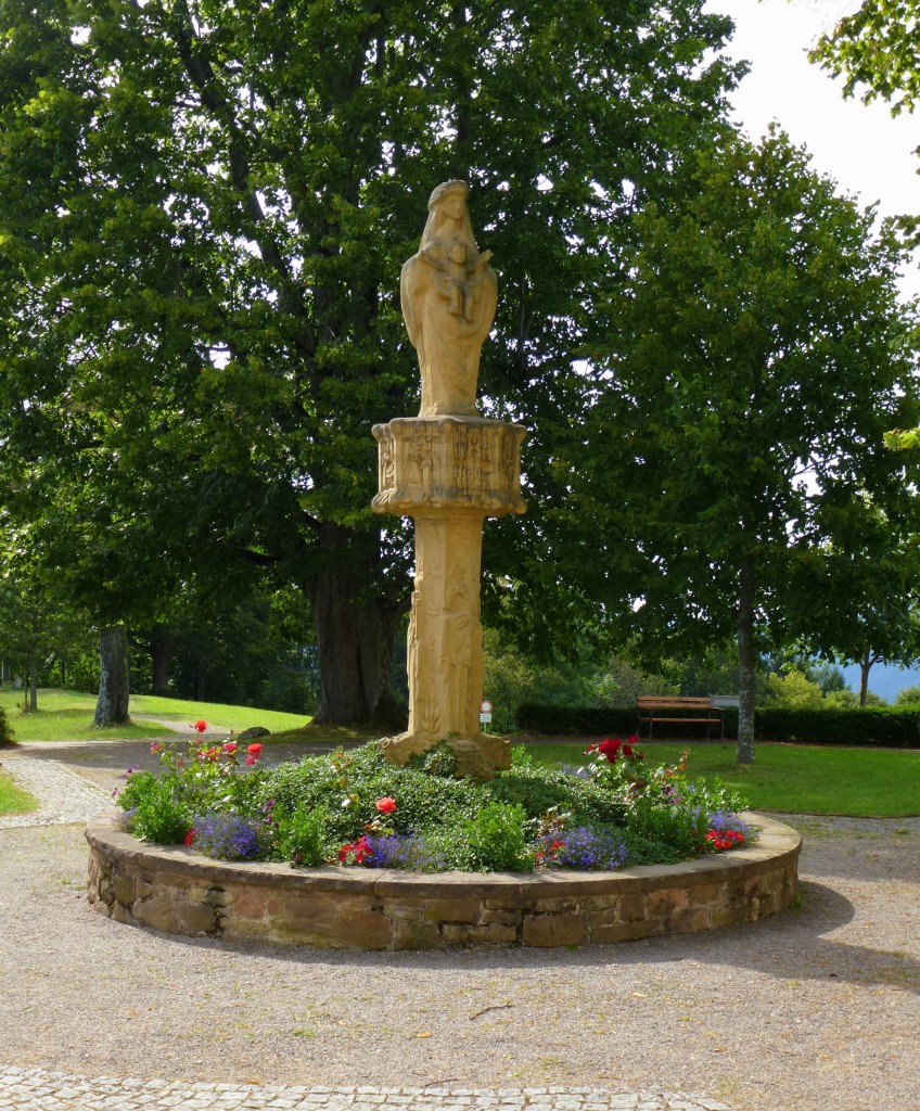 St.Peter/Schwarzwald, die Marienstatue vor der Wallfahrtskirche Maria Lindenberg, Aug.2013