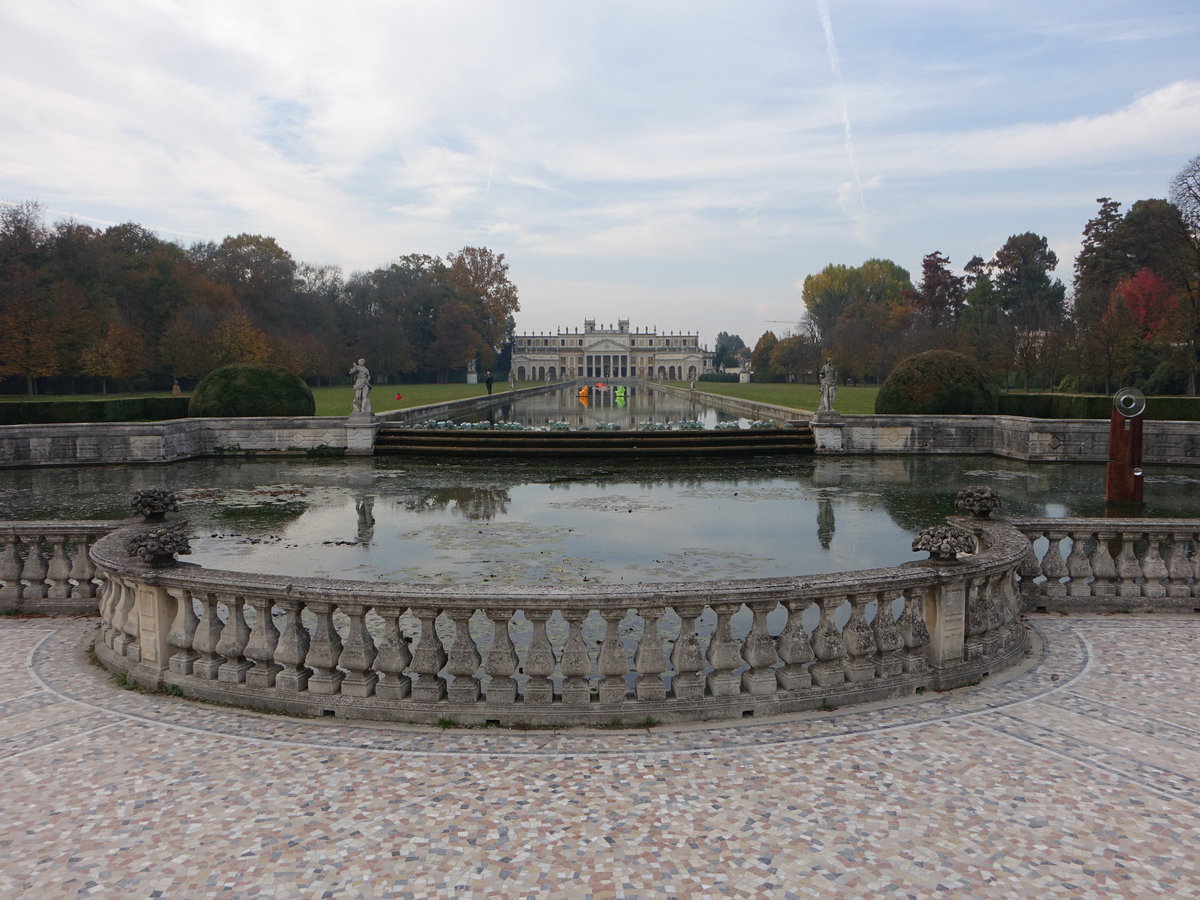 Stra, Villa Pisani, Reflexionsbecken und Reitsttte im Landschaftsgarten (28.10.2017)