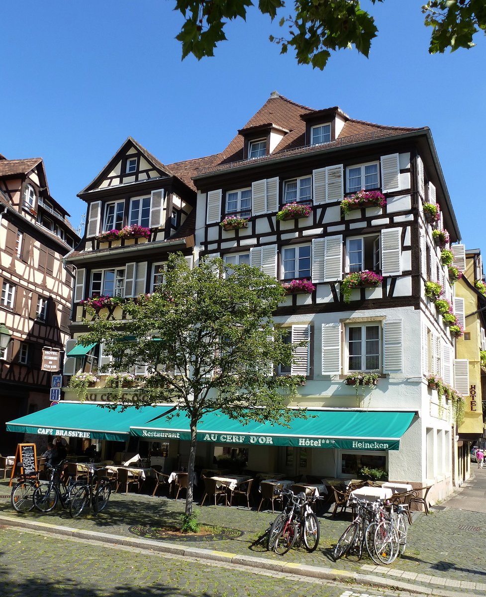 Straburg, in diesem original elsischen Fachwerkhaus befindet sich das Hotel-Restaurant  Goldener Hirsch  (Cerf&Or), Juli 2016