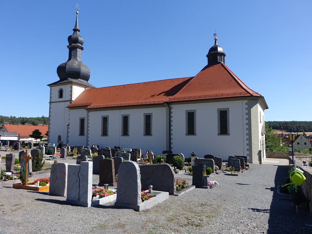 Strahlungen, Pfarrkirche St. Nikolaus, Verputzter Massivbau, gedrungener Chorturm 13. Jahrhundert mit Turmobergeschoss und barocker Zwiebelhaube von 1721, barockes Langhaus mit Satteldach 1742 (07.07.2018)