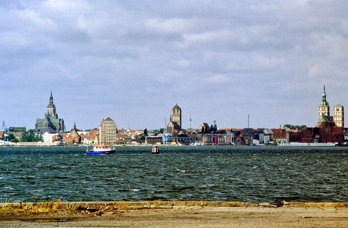 Stralsund von Altefhr aus gesehen. Bild vom Dia. Aufnahme: August 2001.