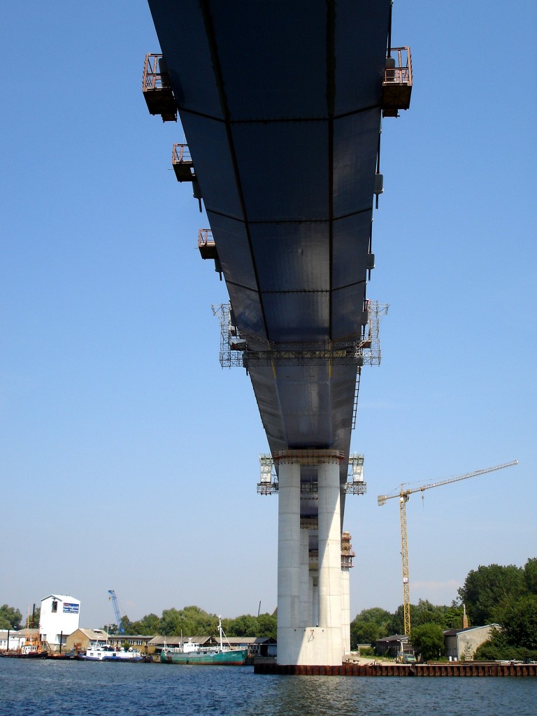 Stralsund, die neue Rgenbrcke noch im Bau, aufgenommen von unten bei einer Hafenrundfahrt, Juli 2006