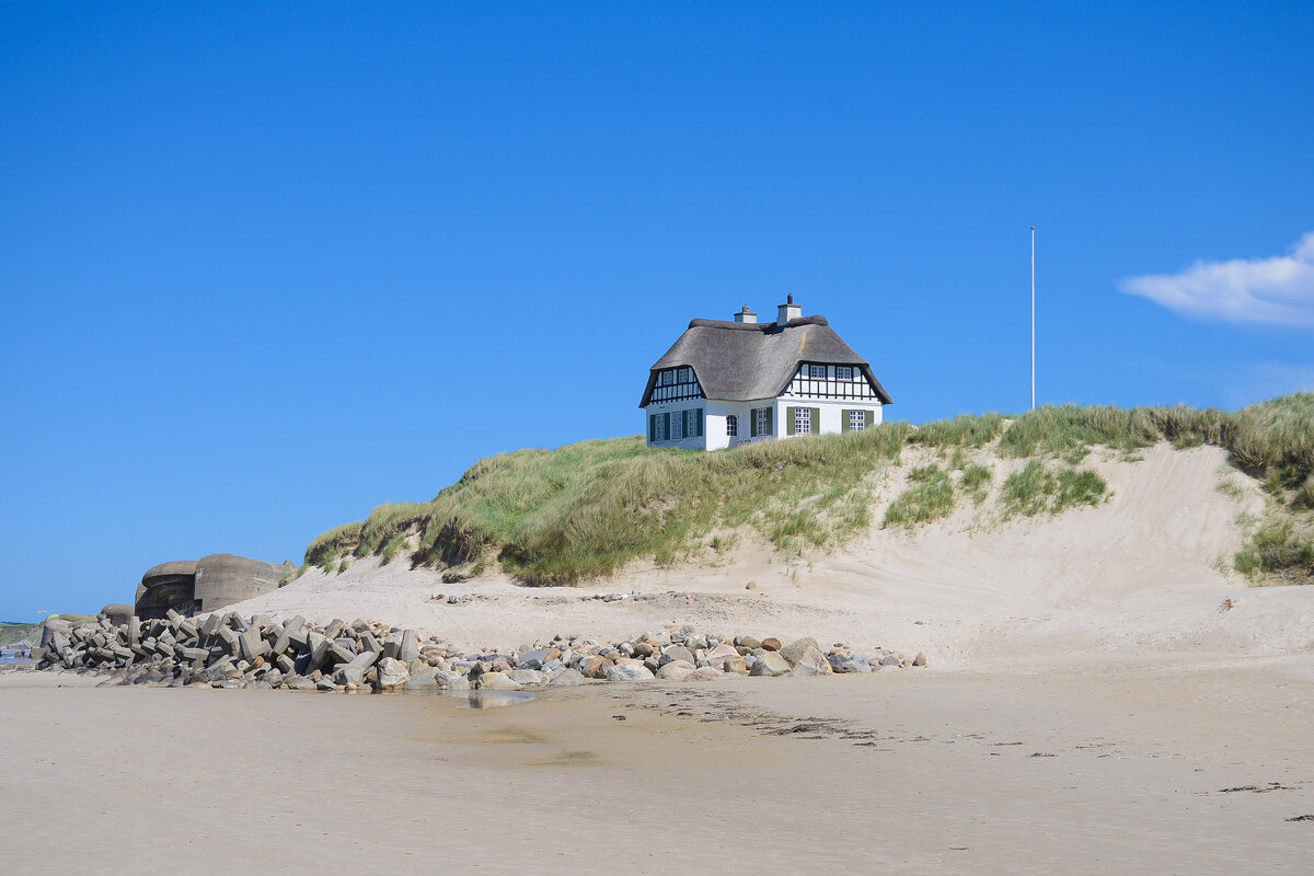 Strandbohus ist ein historisches, klassisches Ferienhaus aus den Jahren 1914/1917 und befindet sich in der Ternevej 39 in Furreby bei L�kken. Das Haus ist bekannt f�r seine spektakul�re Lage hoch oben auf einer k�stengesch�tzten Steilk�ste direkt an der Nordsee, nur 25 Meter von der Wasserkante entfernt. Aufnahme: 11. Juni 2026.