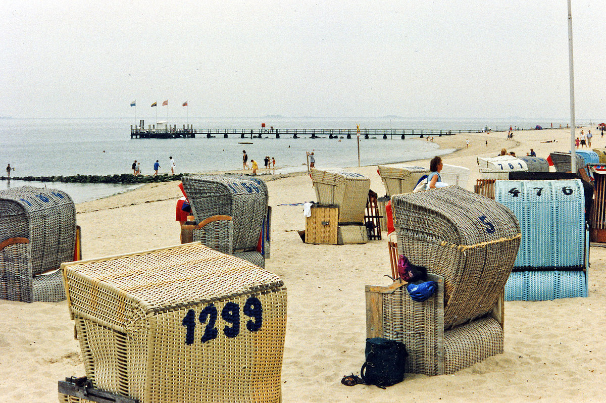 Strandkrbe auf Wyker Oststrand auf der Nordseeinsel Fhr. Bild vom Negativ. Aufnahme: August 1999.