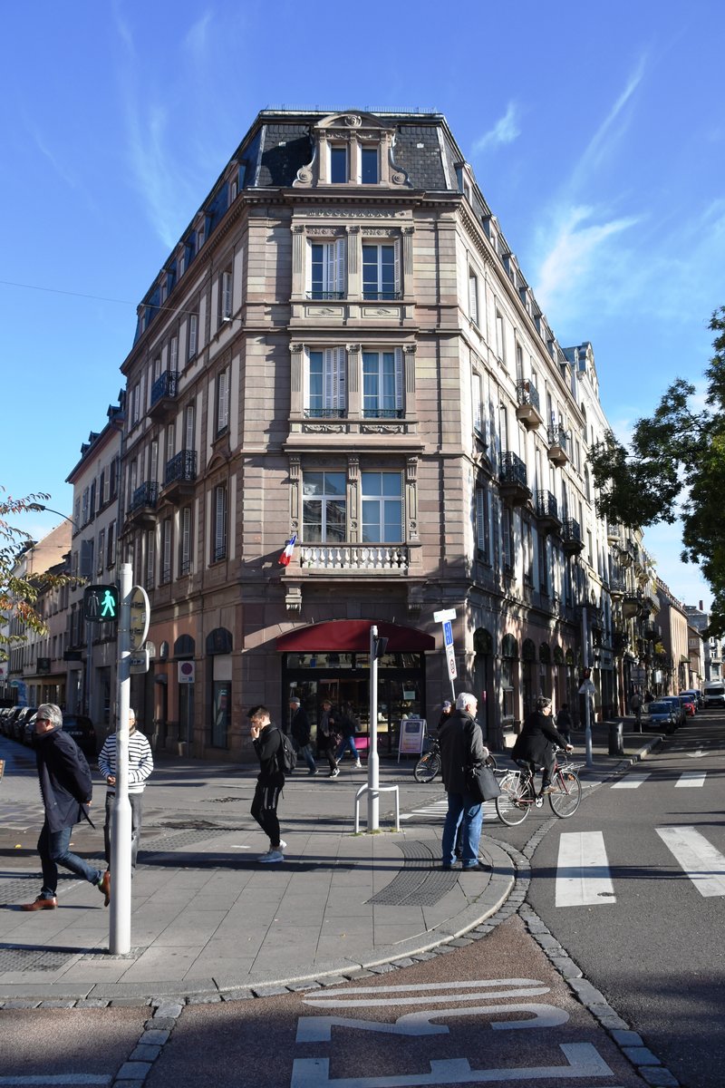 STRASBOURG (Dpartement du Bas-Rhin), 13.10.2017, Wohn- und Geschftshaus zwischen Rue Kageneck (links) und Quai Saint-Jean (rechts)