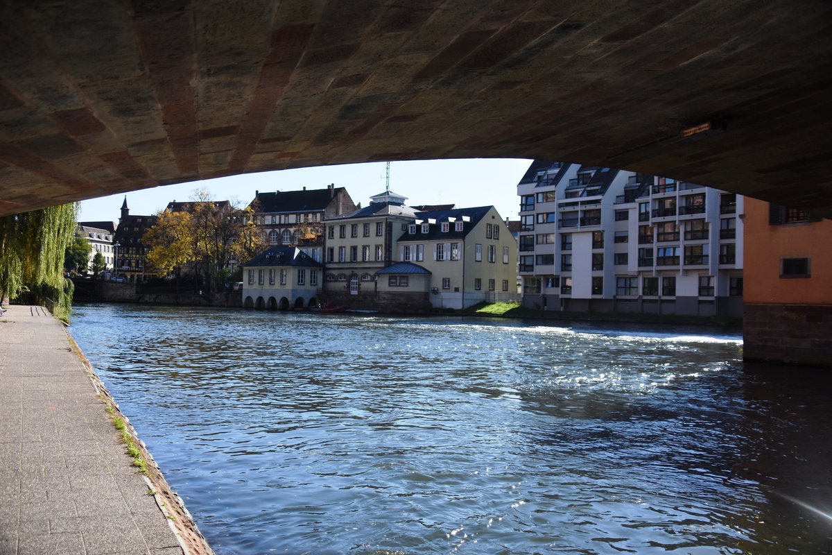 STRASBOURG (Dpartement du Bas-Rhin), 13.10.2017, Blick unter die Brcke der Rue Martin Luther auf den Quai Charles Frey