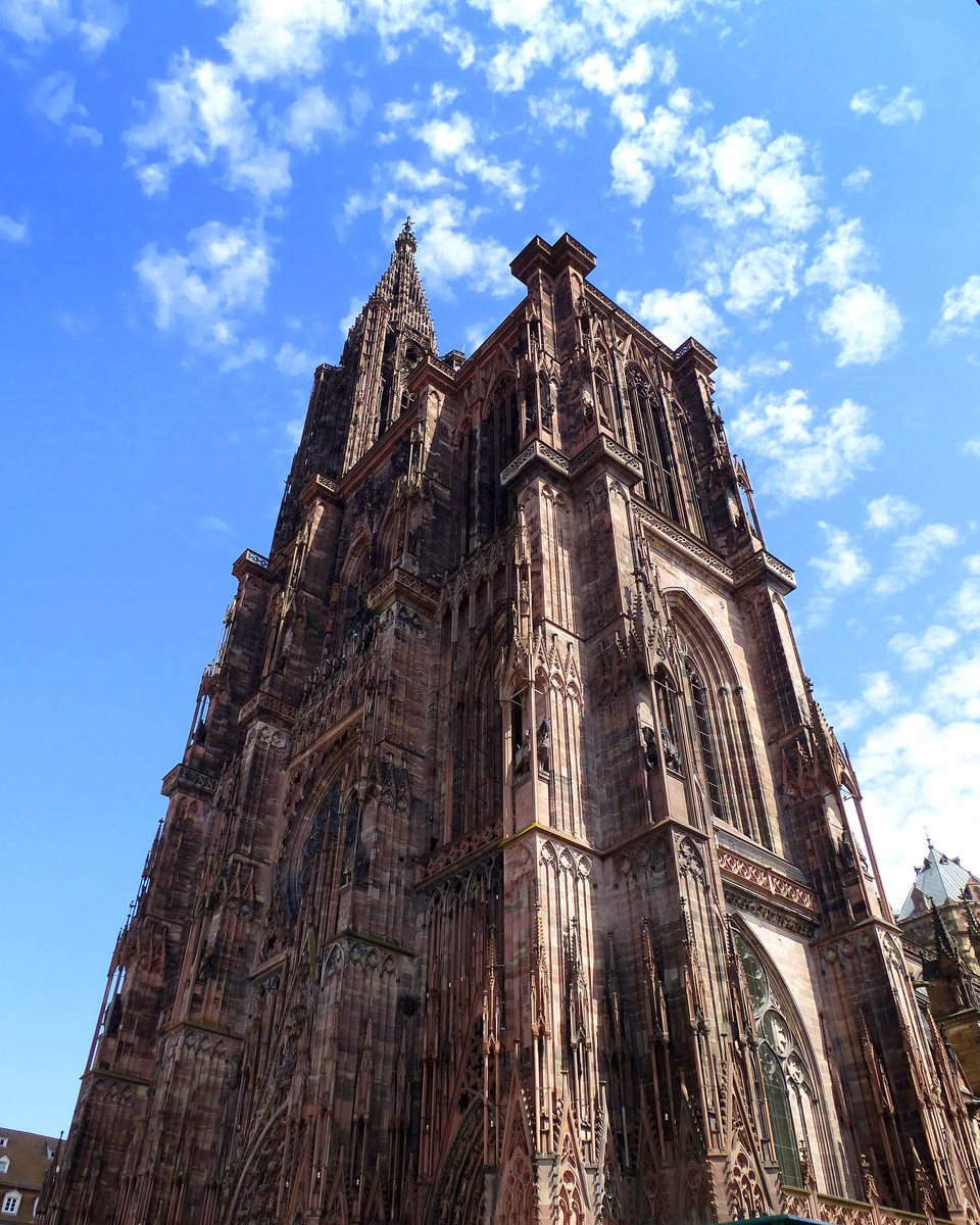 Straburg, das 1176-1439 erbaute Mnster ist mit 142m Hhe das hchste im Mittelalter vollendete Gebude und gehrt zu den grten Sandsteinbauten der Welt, wichtige Baumeister waren Erwin von Steinbach und Ulrich Ensinger, Juli 2016