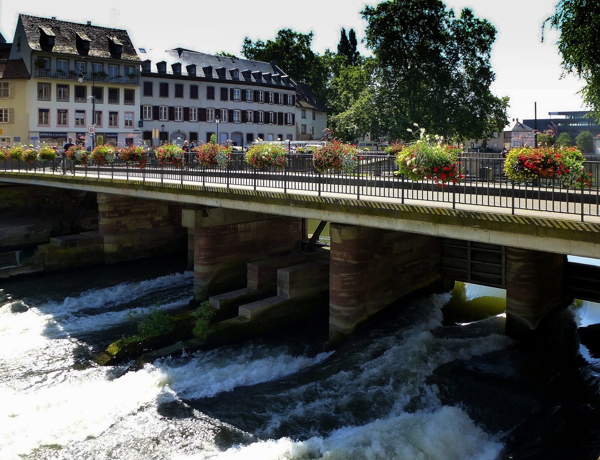 Straburg, die 1858 erbaute Schlachthausbrcke (Pont de l'Abattoir) fhrt ber die Schleuse und Wehranlage des Ill-Kanals, Juli 2016