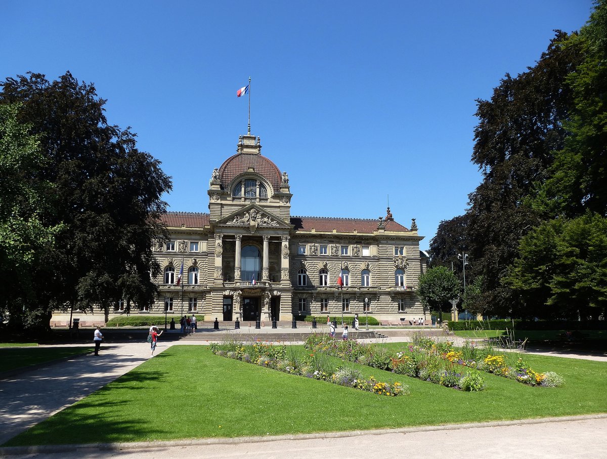 Straburg, als Residenz fr das Reichsland Els-Lothringen wurde dieser Kaiserpalast 1884-89 im Wilhelminischen Viertel von Straburg erbaut, heute Rheinpalast genannt, beherbergt u.a. das Elsische Denkmalschutzamt, Aug.2016 