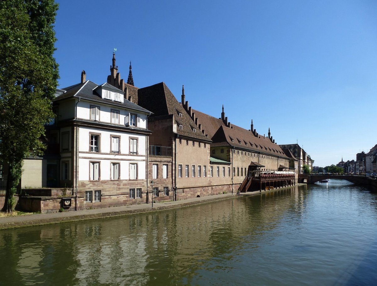 Straburg, an der Ill im Stadtzentrum, links das Alte Zollhaus, Juli 2016