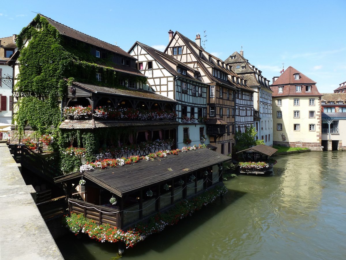 Straburg, Blick auf das bekannte Restaurant an der St.Martin-Brcke im Gerberviertel, Juli 2016