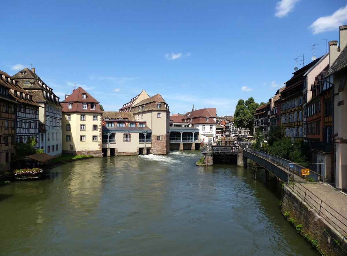 Straburg, Blick von der Brcke St.Martin auf die Ill-Kanle und die Ill-Schleuse im Viertel  Klein Frankreich  (Petite France), dem ehemaligen Gerber-und Mllerviertel, Juli 2016