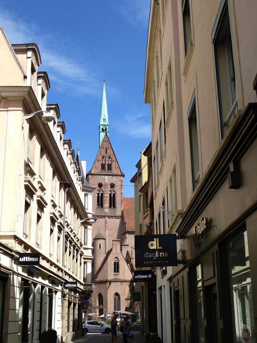 Straburg, Blick durch die Kirchgasse (Petite Rue de Eglise) zur protestantischen Kirche  Jung Sankt Peter , Juli 2016