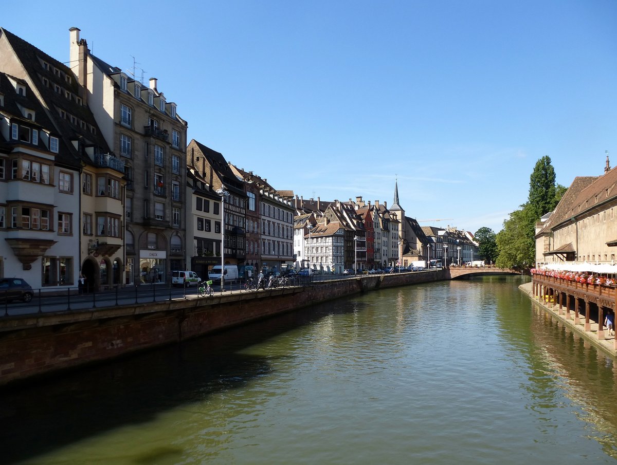 Straburg, Blick entlang der Ill von der Rabenbrcke (Pont du Corbeau), rechts das Alte Zollhaus, Juli 2016