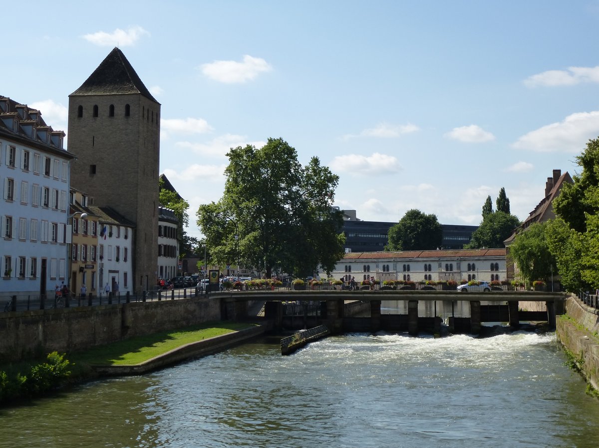 Straßburg, Blick Ill aufwärts zur Schlachthausbrücke mit dem Henkerturm, Juli 2016