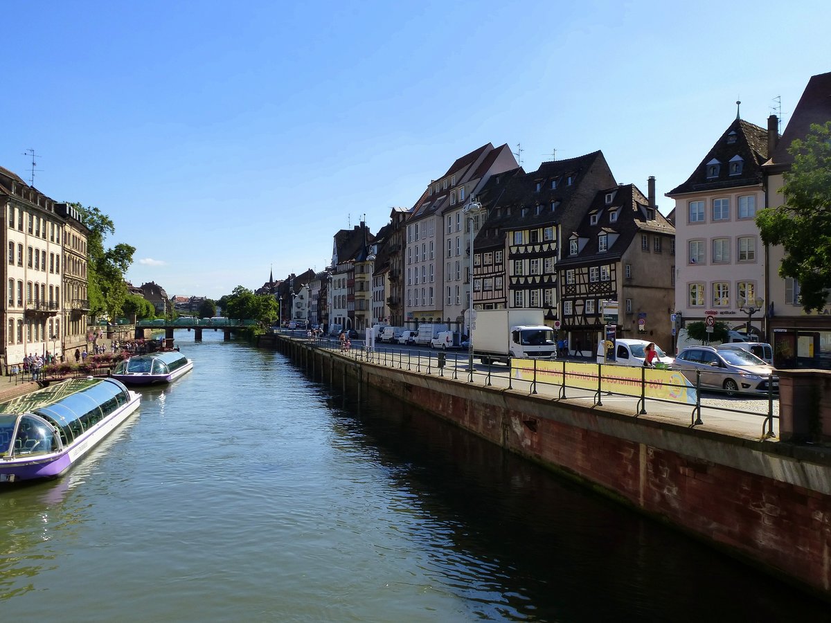 Straburg, Blick von der Rabenbrcke (Pont du Corbeau), links die Anlegestelle fr die Illschifffahrt, Juli 2016