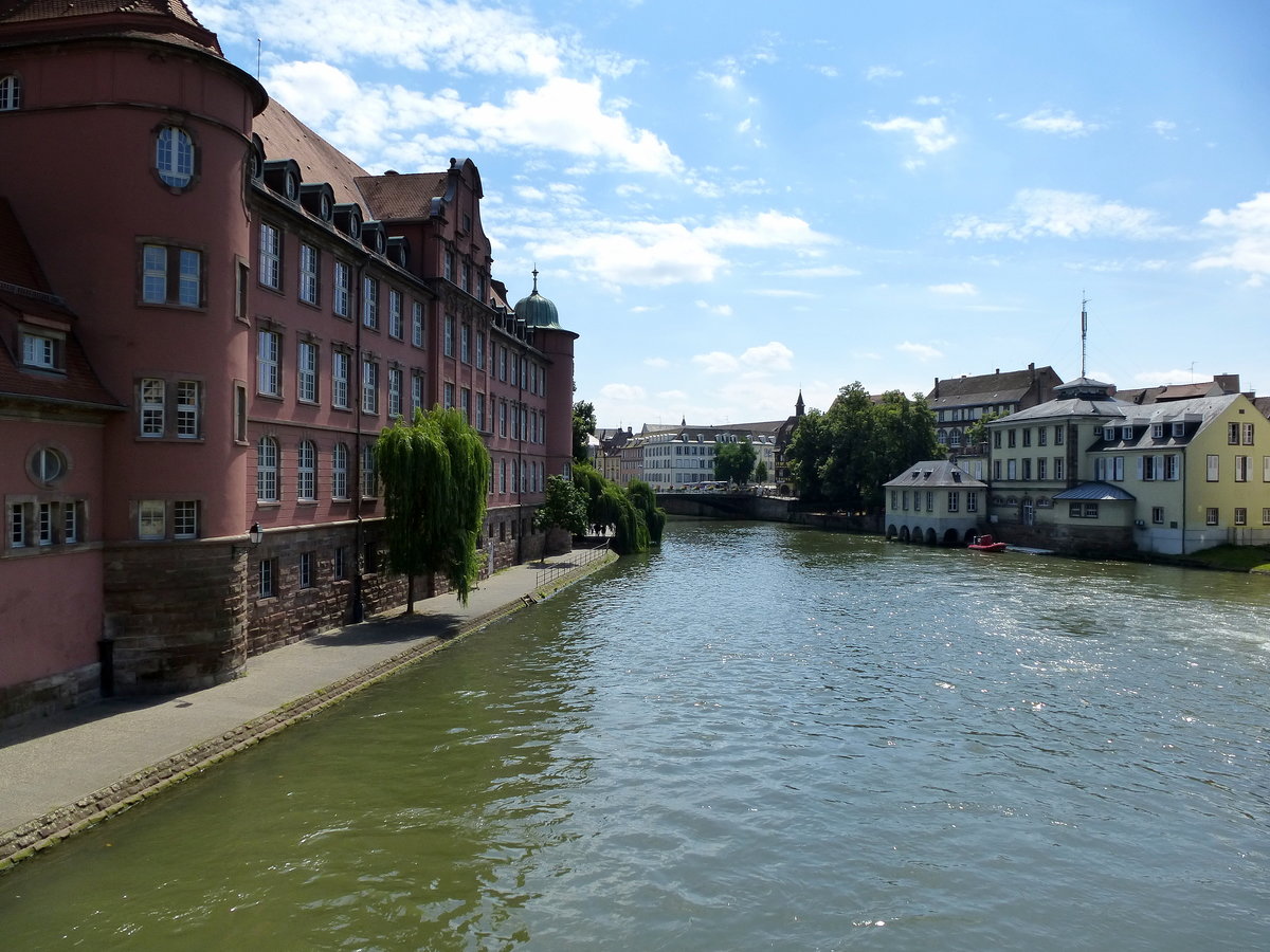 Straburg, Blick von der St.Martin-Brcke auf die Ill, links die Thomasschule, Juli 2016