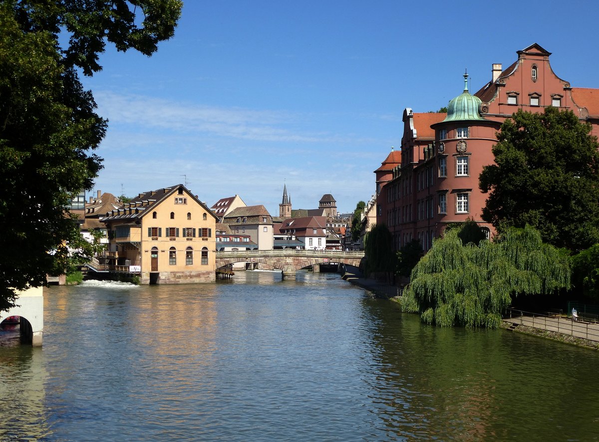 Straburg, Blick von der Thomasbrcke auf die Ill, rechts das Gebude der Thomasschule, Juli 2016