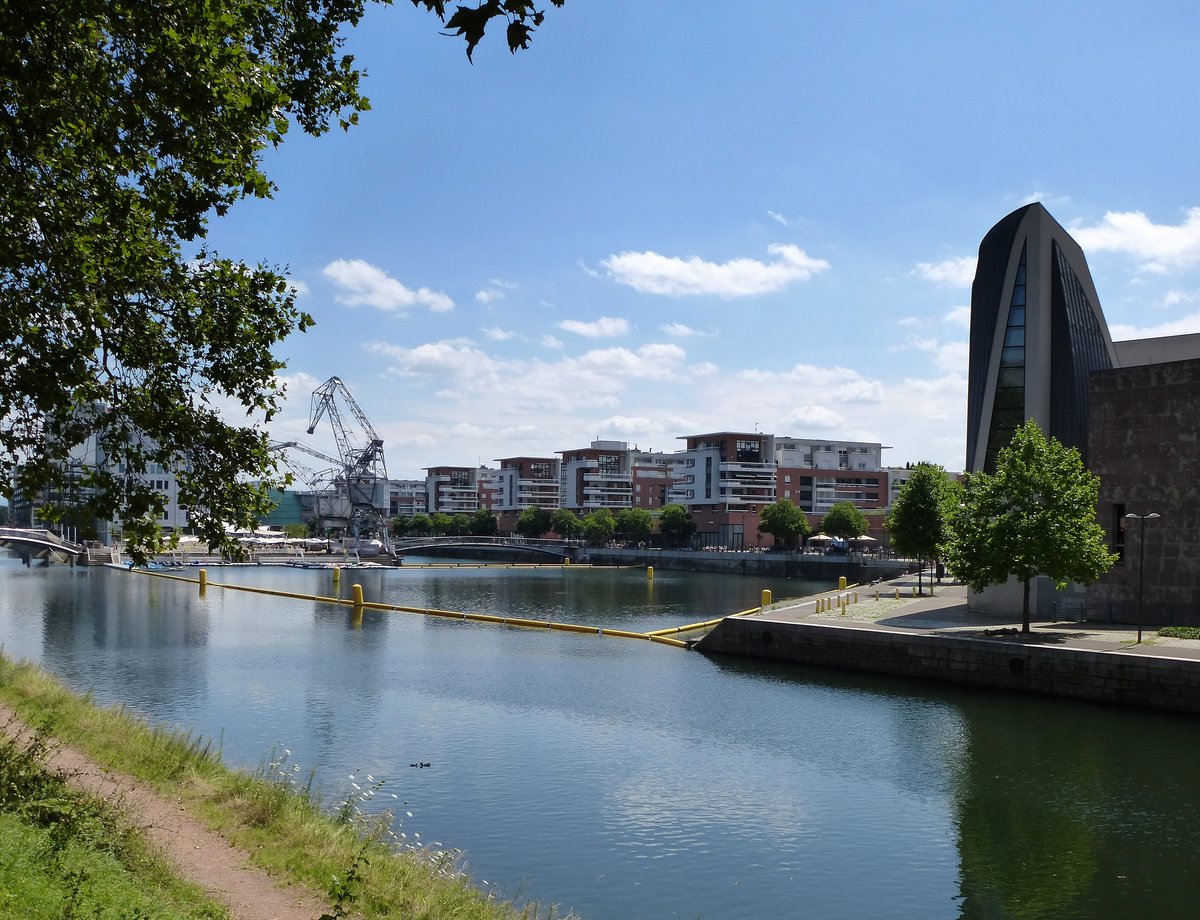 Straburg, Blick ber das Bassin Dusuzeau zum neugebauten Stadtteil Neudorf, Juli 2016