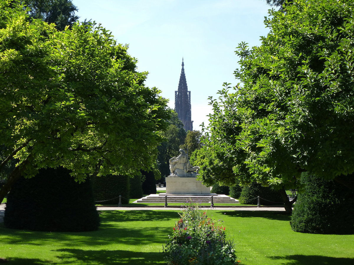 Straburg, Blick ber das Denkmal fr die Kriegsopfer auf dem Platz der Republik zum Mnsterturm, Aug.2016