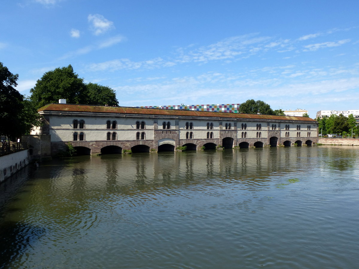 Straburg, Blick ber die Ill zum Vauban-Stauwerk, ein 1686-1700 erbautes 120m langes, aus 13 Bgen bestehendes Bauwerk der ehemaligen Stadtbefestigung, Juli 2016