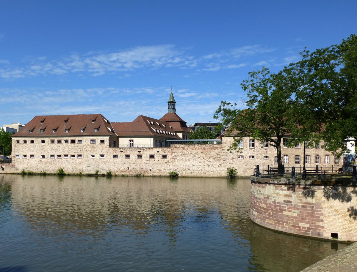 Straburg, Blick ber die Ill zum ehemaligen Kloster Sainte Marguerite, seit 1945 Nationale Hochschule fr Verwaltung, Juli 2016