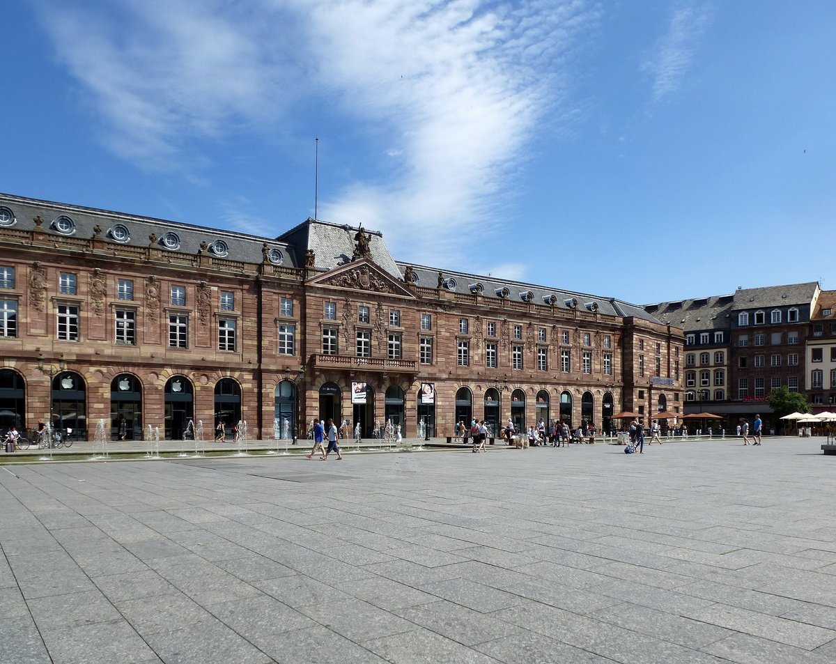 Straburg, Blick ber den Kleberplatz zur Aubette, das 1764-67 erbaute klassizistische Gebude war die ehemalige Hauptwache der Straburger Garde, heute Einkaufszentrum, Juli 2016