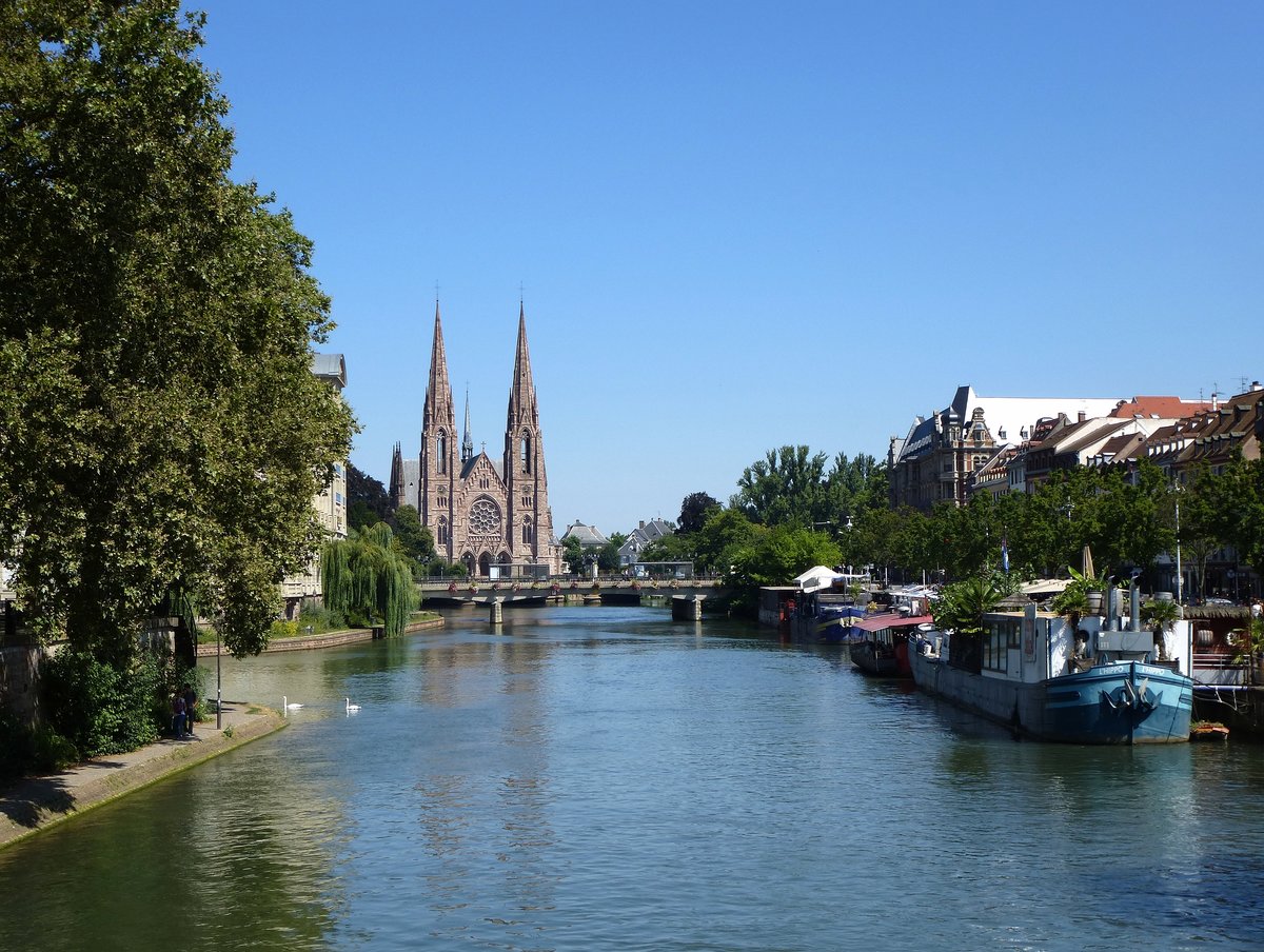 Straburg, Blick von der Wilhelmsbrcke entlang der Ill mit den Restaurantschiffen rechts zur Paulskirche, Aug.2016