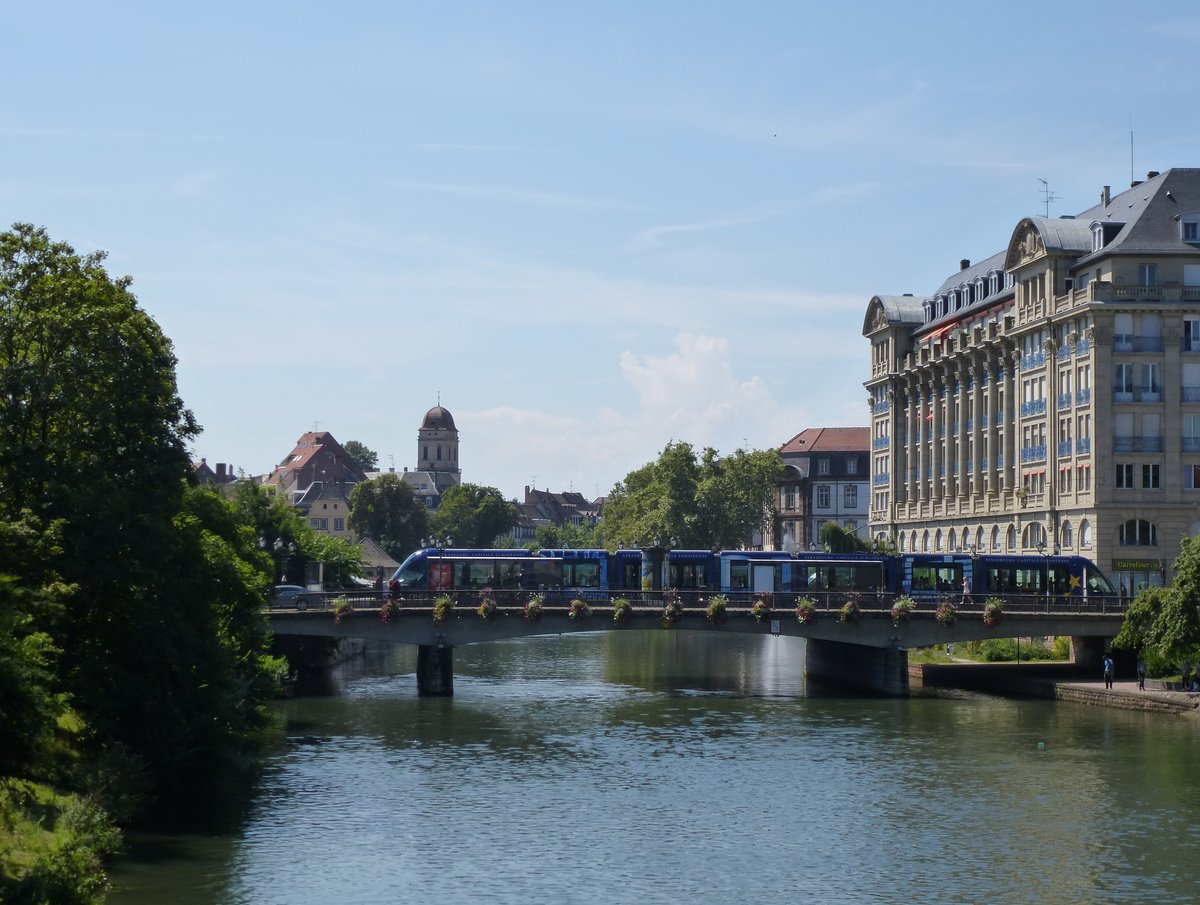 Straburg, Blick zur Kaiserbrcke (Pont Royal) ber die Ill, auf der Brcke befindet sich eine Straenbahnhaltestelle, Aug.2016