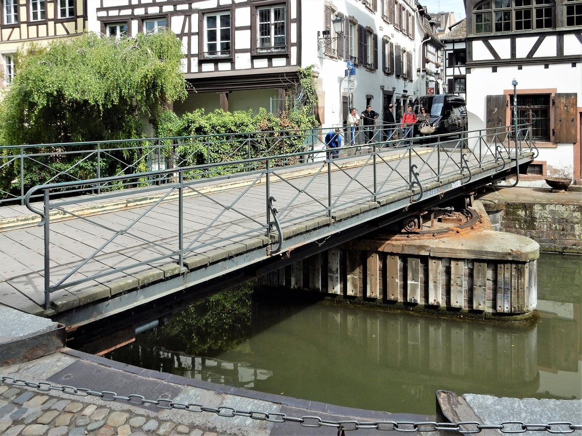 Straburg, Drehbrcke “Pont du Faisan”. Um die Durchfahrt der Touristenboote zu ermglichen, wird die Brcke seitlich weggedreht - 11.05.2017
